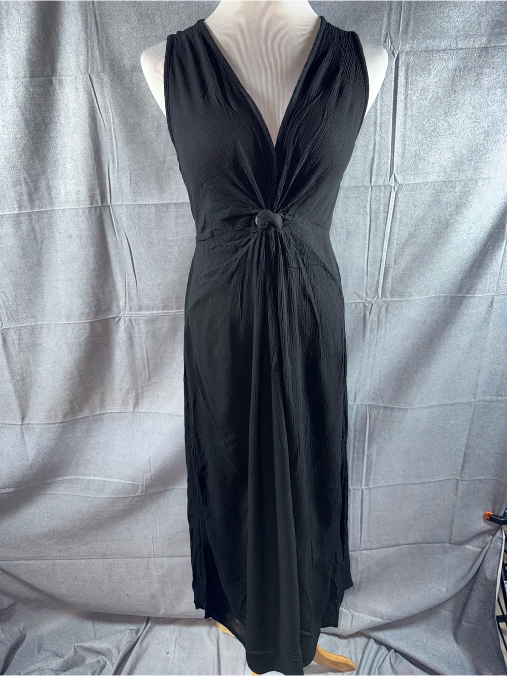 2874-Habit Knot-Front Black Maxi Dress – Sleeveless V-Neck